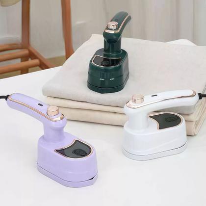 Le mini fer à vapeur 2-en-1 qui garde vos tenues impeccables